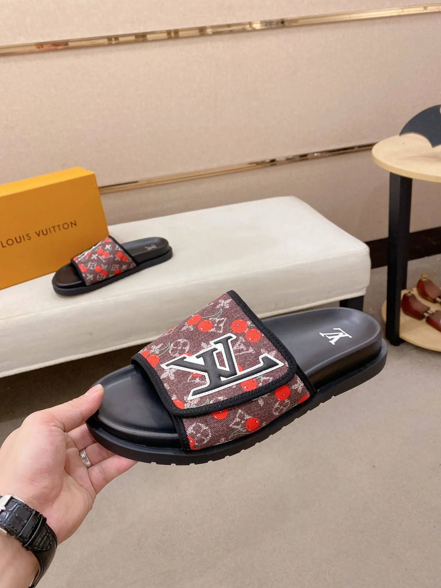 Men's shoes💰: 320💰Made by LV🔍Top purchasing agent, men's spring and summer slippers are available at the same counter. The uppers are made of cowhide imported from Italy, with logo graphics and high-quality craftsmanship. Soles: original soles specially provided by the original factory. Exclusive molded soles are super comfortable. Original goods with single order, 🔍🔍high quality, you can enter and exit the counter at will. Welcome to compare, code number 38-44. Can be customized45